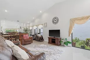 7040 Golf Pointe Cir, Tamarac, FL 33321 - Photo 14