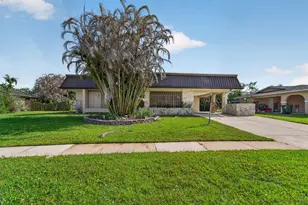 214 NE Camelot Dr, Port Saint Lucie, FL 34983 - Photo 2