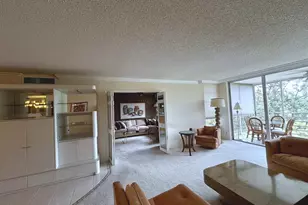 3930 Oaks Clubhouse Dr, Pompano Beach, FL 33069 - Photo 4