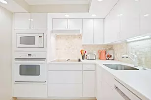 3700 Oaks Clubhouse Dr, Pompano Beach, FL 33069 - Photo 12