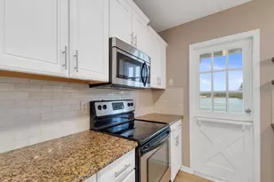 3206 S Lakeview Cir, Fort Pierce, FL 34949 - Photo 6