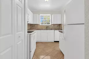 261 NE 42nd St, Deerfield Beach, FL 33064 - Photo 10