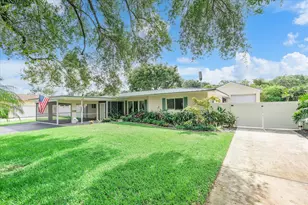 660 Azalea Ct, Plantation, FL 33317 - Photo 2