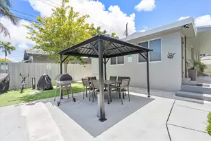 720 NE 7th St, Hallandale Beach, FL 33009 - Photo 30