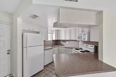 8373 Lake Drive #307, Doral, FL 33166 - Photo 4