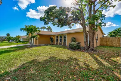 4128 Chestnut Avenue, Palm Beach Gardens, FL 33410 - Photo 2