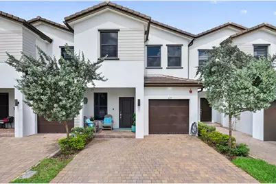 223 SW 159th Terrace, Pembroke Pines, FL 33027 - Photo 2
