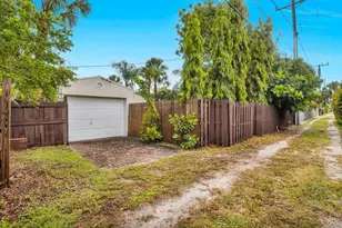 1219 N Lakeside Dr, Lake Worth, FL 33460 - Photo 34