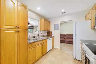 713 NE 35th St, Oakland Park, FL 33334 - Photo 14