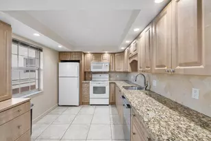 3900 Oaks Clubhouse Dr, Pompano Beach, FL 33069 - Photo 6