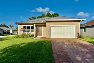 660 NE Moss Rose Pl, Port Saint Lucie, FL 34983 - Photo 2