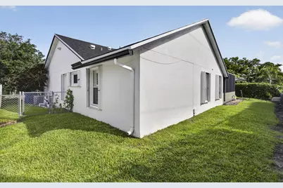 102 E Royal Pine Cir, Royal Palm Beach, FL 33411 - Photo 24