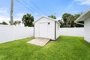 701 SE Dolphin Dr, Stuart, FL 34996 - Photo 42