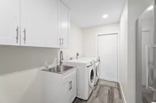 701 SE Dolphin Dr, Stuart, FL 34996 - Photo 32