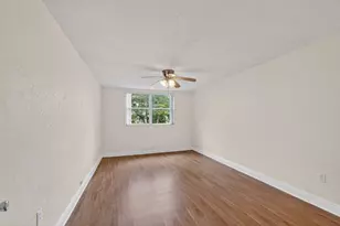8353 Lake Dr, Doral, FL 33166 - Photo 10