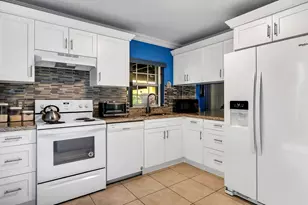 9720 SW 12th St, Pembroke Pines, FL 33025 - Photo 8