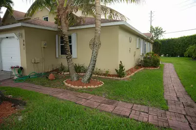 201 Maplewood Drive #201, Greenacres, FL 33415 - Photo 2