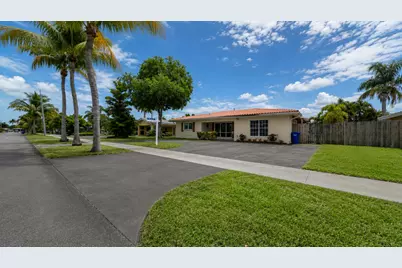 420 SE 4th Court, Pompano Beach, FL 33060 - Photo 2