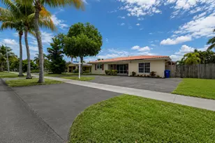 420 SE 4th Ct, Pompano Beach, FL 33060 - Photo 2