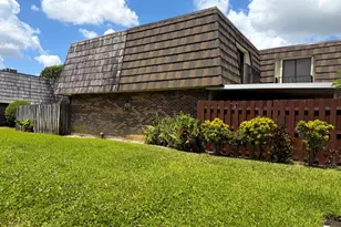 1670 Forest Lakes Cir, West Palm Beach, FL 33406 - Photo 4