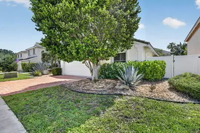 327 SW 191st Terrace, Pembroke Pines, FL 33029 - Photo 2