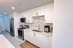2115 NE 37th Dr, Fort Lauderdale, FL 33308 - Photo 2