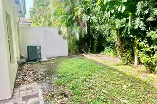 541 Alejandro Ln, West Palm Beach, FL 33413 - Photo 8