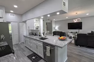 105 Half Moon Cir, Hypoluxo, FL 33462 - Photo 2