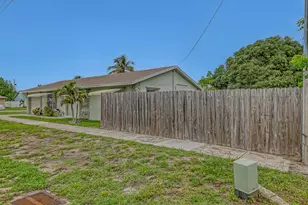302 SW 8th St, Boynton Beach, FL 33426 - Photo 4