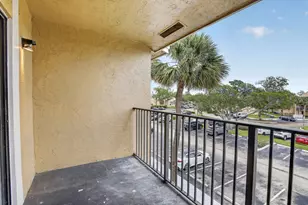 300 W Palm Cir Circle W, Pembroke Pines, FL 33025 - Photo 20