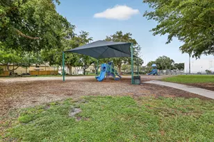300 W Palm Cir Circle W, Pembroke Pines, FL 33025 - Photo 26