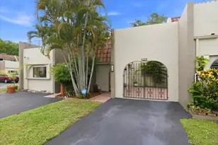 275 Jacaranda Dr, Plantation, FL 33324 - Photo 2