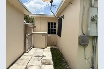 706 Glenn Parkway #Rear, Hollywood, FL 33021 - Photo 4