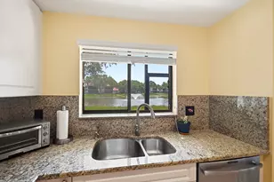 22 Lexington Ln W, Palm Beach Gardens, FL 33418 - Photo 4