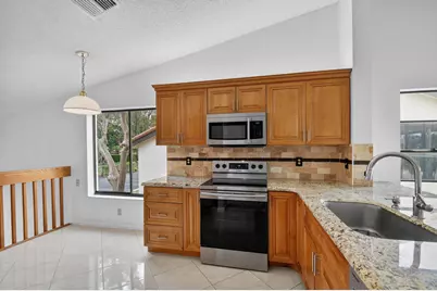10231 N Circle Lake Drive #201, Boynton Beach, FL 33437 - Photo 2