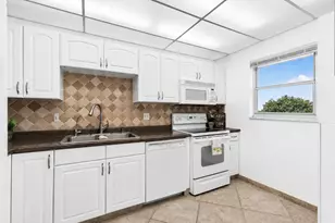 555 NW 4 Ave, Boca Raton, FL 33432 - Photo 10