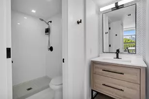 3701 N Country Club Dr, Aventura, FL 33180 - Photo 24