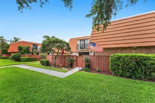 2818 Waterford Dr N, Deerfield Beach, FL 33442 - Photo 2