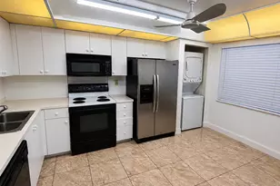 1000 Colony Point Cir, Pembroke Pines, FL 33026 - Photo 2