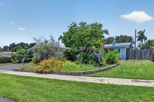 807 SW 3rd St, Boca Raton, FL 33486 - Photo 2