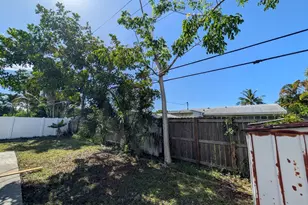 621 NE 56th St, Oakland Park, FL 33334 - Photo 2