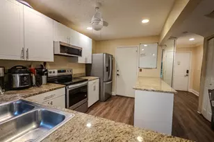 2011 E Discovery Cir E, Deerfield Beach, FL 33442 - Photo 10