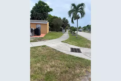 2071 NW 29th Terrace, Fort Lauderdale, FL 33311 - Photo 2