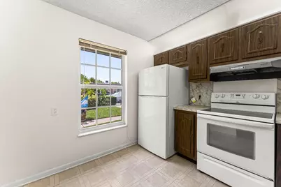 713 Nantucket Circle #B, Lake Worth, FL 33467 - Photo 4
