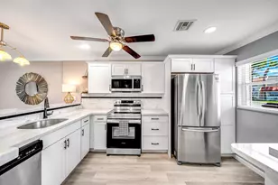 154 Lake Dora Dr, West Palm Beach, FL 33411 - Photo 2