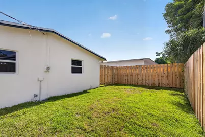 665 W 7th Street, Riviera Beach, FL 33404 - Photo 4