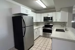 450 W Palm Cir Circle W, Pembroke Pines, FL 33025 - Photo 2