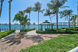 2650 Lake Shore Dr, Riviera Beach, FL 33404 - Photo 4