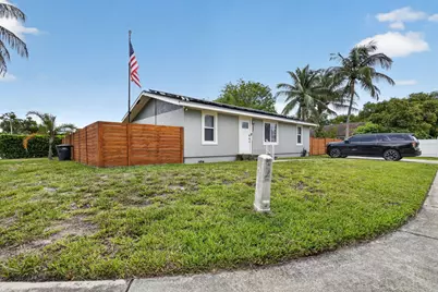 202 Elaine Circle W, West Palm Beach, FL 33409 - Photo 2