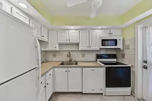 400 SE 10th St, Deerfield Beach, FL 33441 - Photo 18